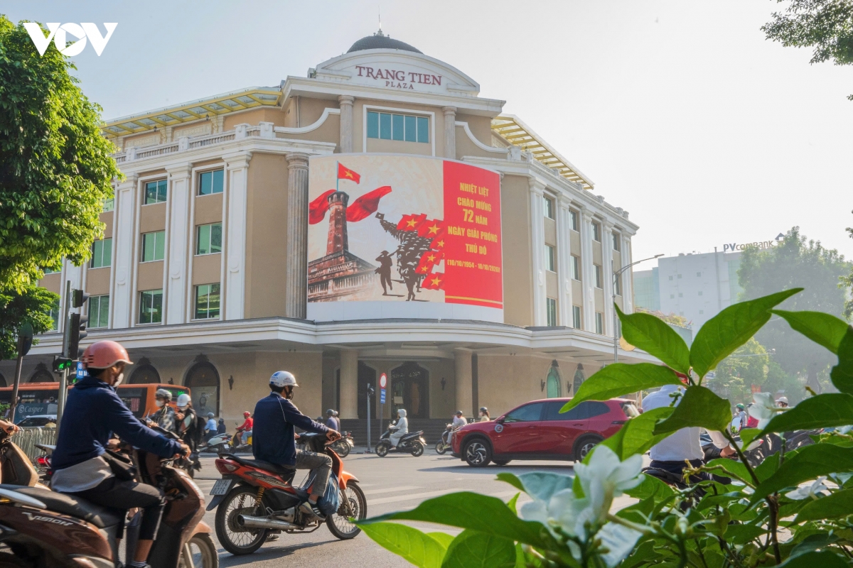 pho phuong ha noi ruc ro co hoa mung ky niem 72 nam ngay giai phong thu do hinh anh 7