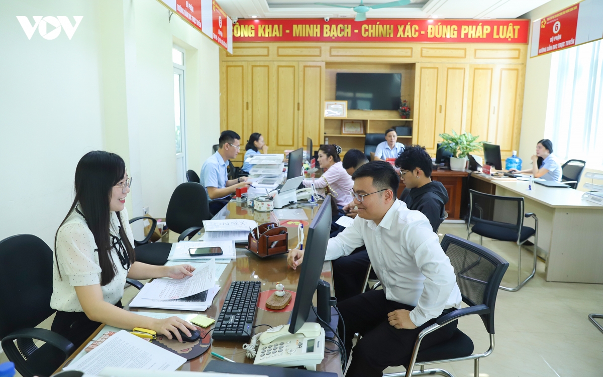 thu tuc hanh chinh cong tai quang ninh thoi gian rut ngan, su hai long tang len hinh anh 3
