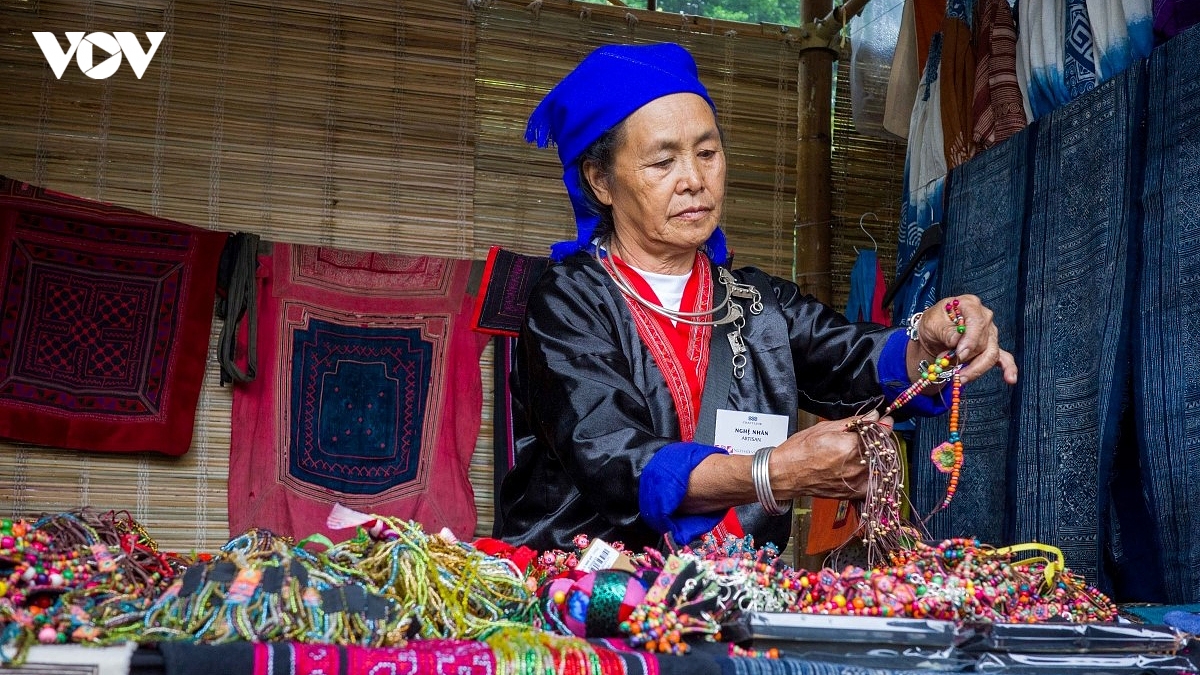 tu soi lanh den sac cham giu hon trang phuc dong bao mong hinh anh 1