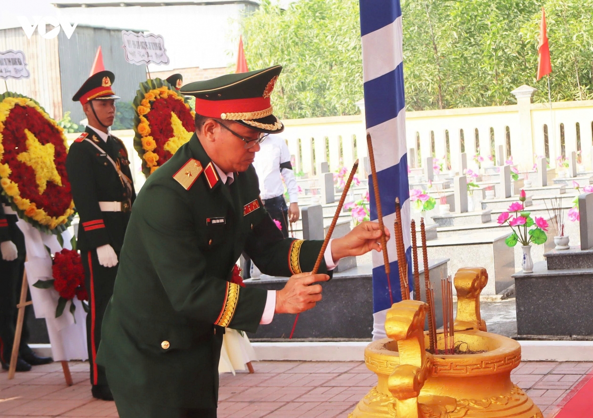 truy dieu, an tang 12 hai cot liet si tai quang ngai hinh anh 3