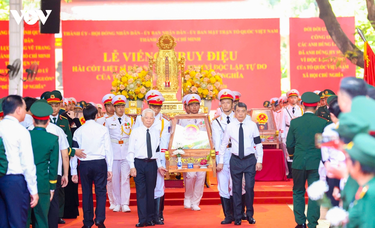 toan canh le vieng, truy dieu va an tang hai cot liet si o cong vien le thi rieng hinh anh 10