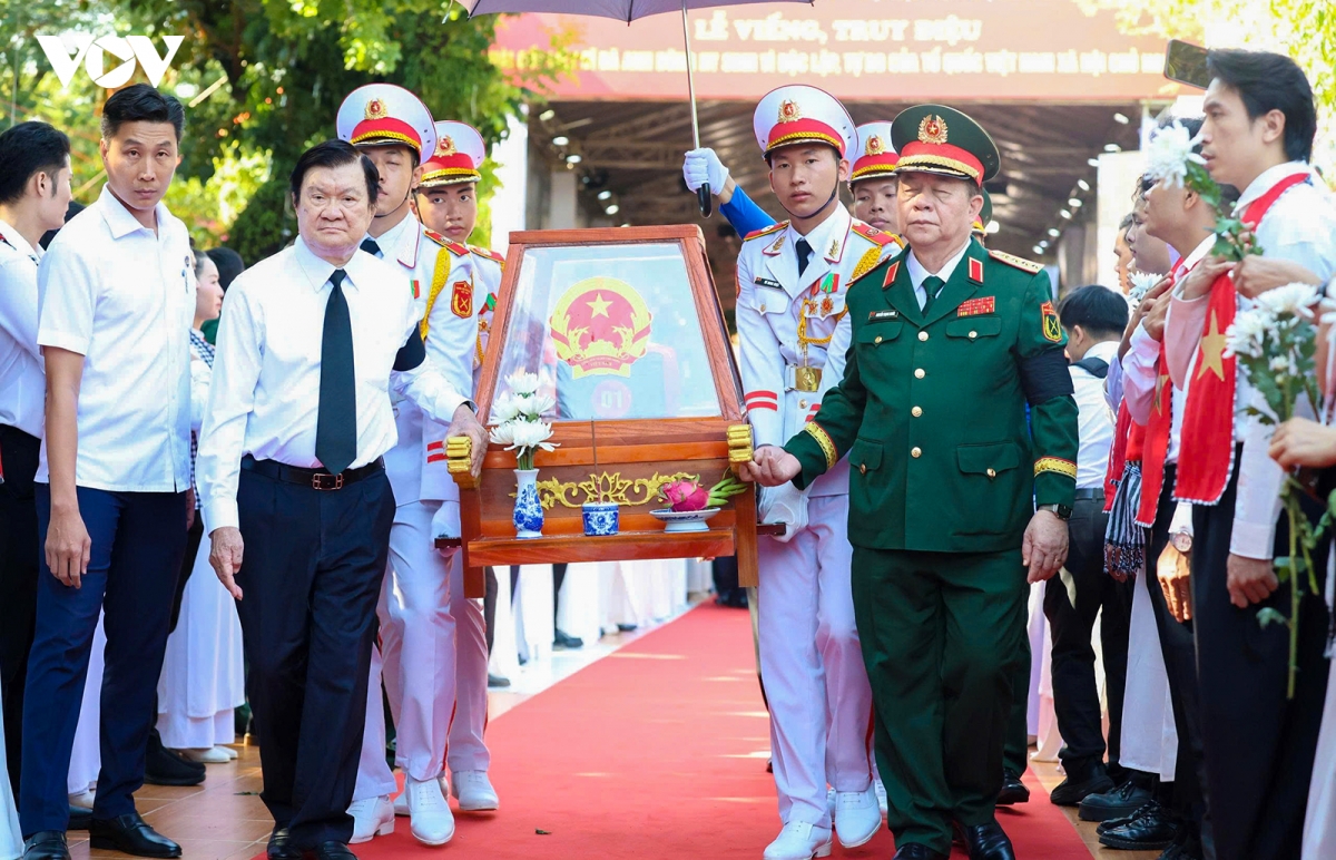 toan canh le vieng, truy dieu va an tang hai cot liet si o cong vien le thi rieng hinh anh 11