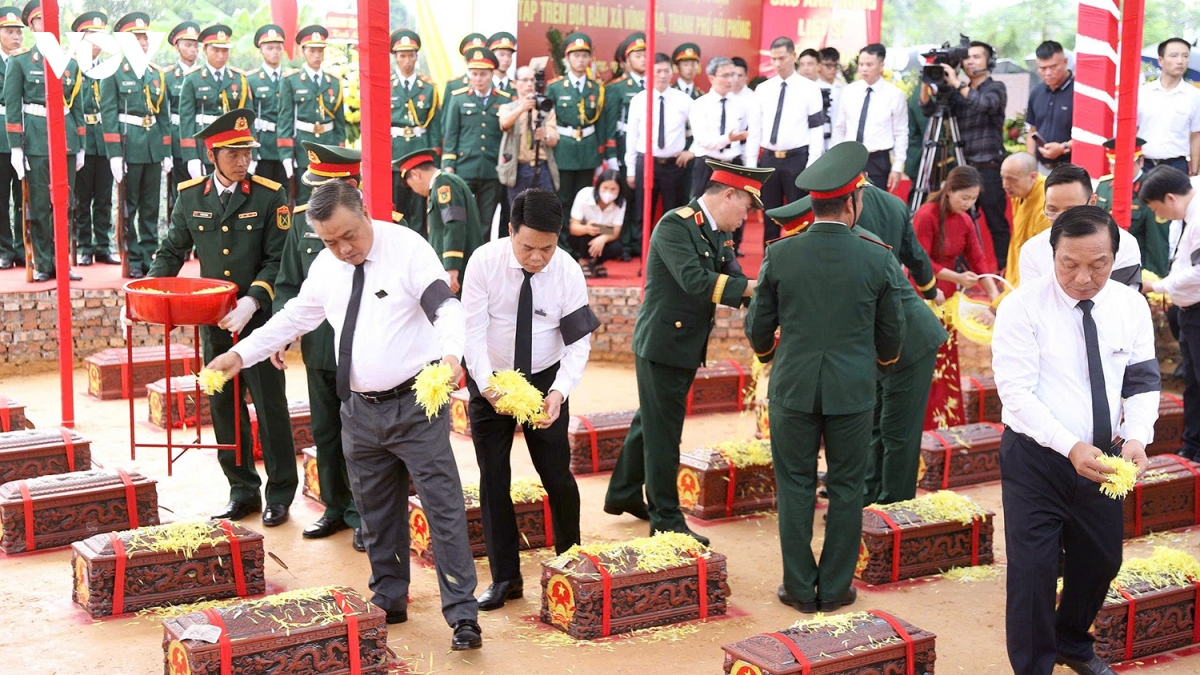 xuc dong le truy dieu, an tang hai cot liet si tai hai phong, can tho va tuyen quang hinh anh 56