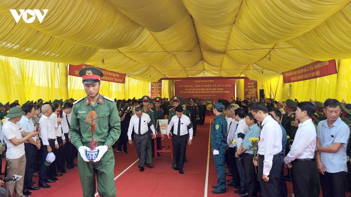 xuc dong le truy dieu, an tang hai cot liet si tai hai phong, can tho va tuyen quang hinh anh 54