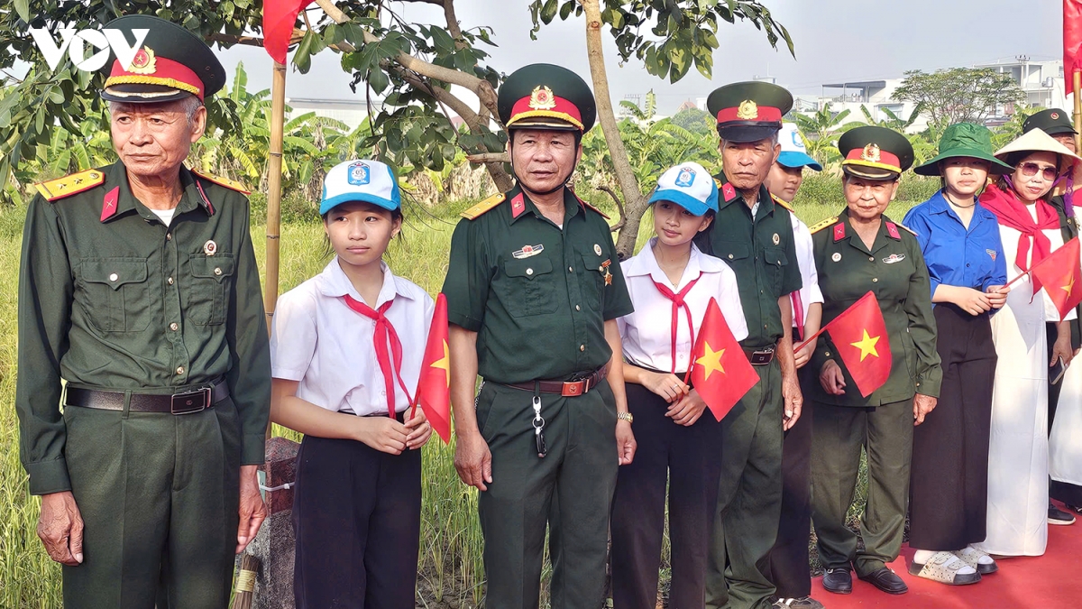 xuc dong le truy dieu, an tang hai cot liet si tai hai phong, can tho va tuyen quang hinh anh 12