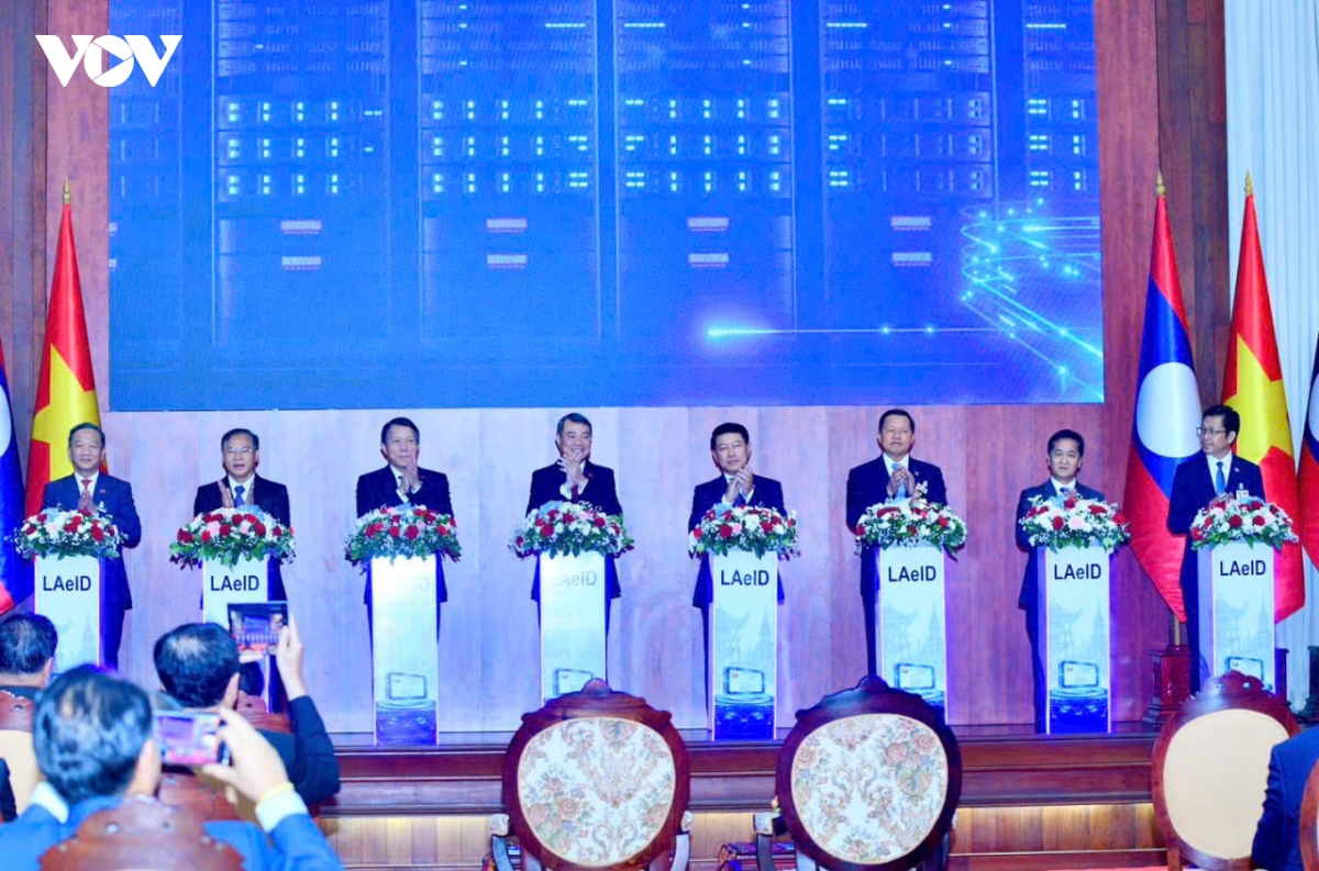 hai thu tuong ban giao he thong quan ly dan cu va can cuoc cong dan tai lao hinh anh 1
