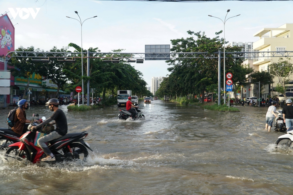 trieu cuong dang cao, nhieu tuyen duong o tp.hcm ngap sau hinh anh 4