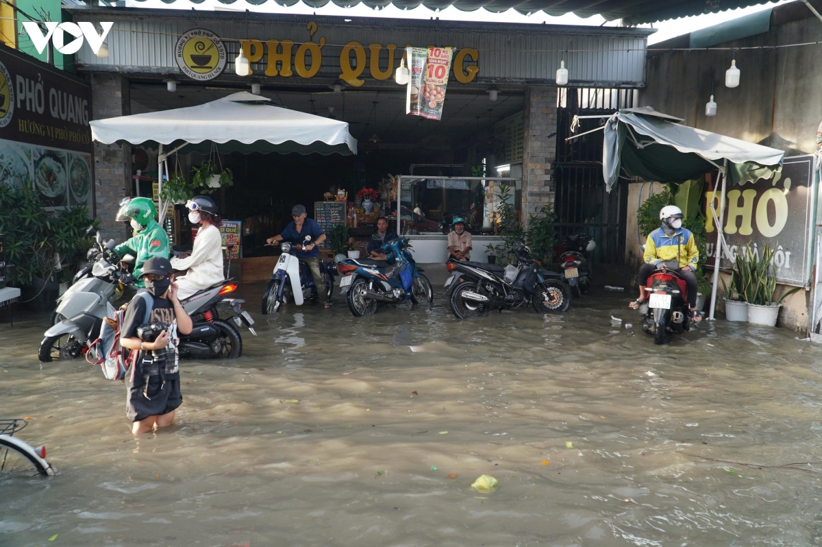 trieu cuong dang cao, nhieu tuyen duong o tp.hcm ngap sau hinh anh 5