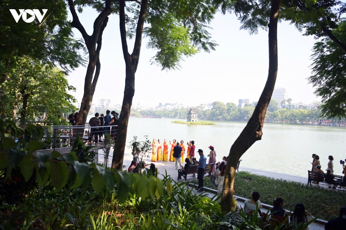 nguoi dan hao hung chup anh khong gian dai lua ky uc va khung guong ben ho guom hinh anh 7