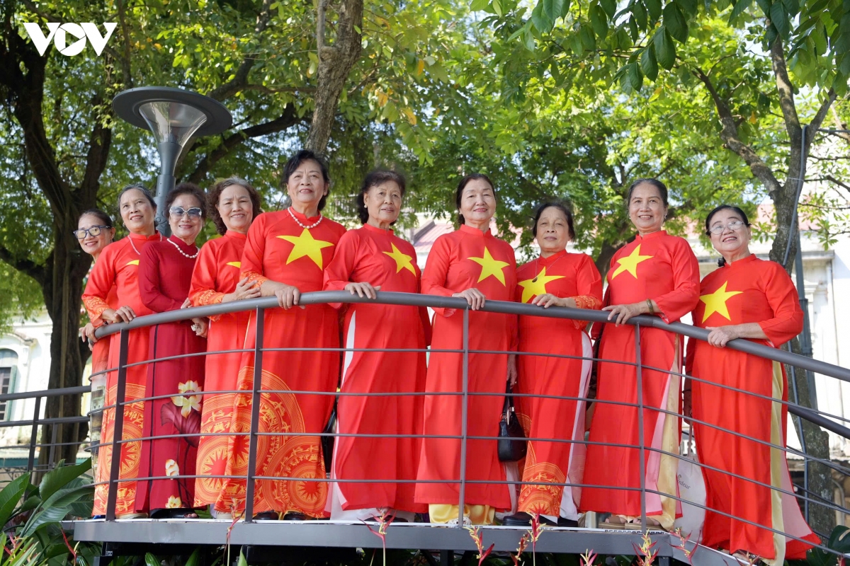 nguoi dan hao hung chup anh khong gian dai lua ky uc va khung guong ben ho guom hinh anh 2