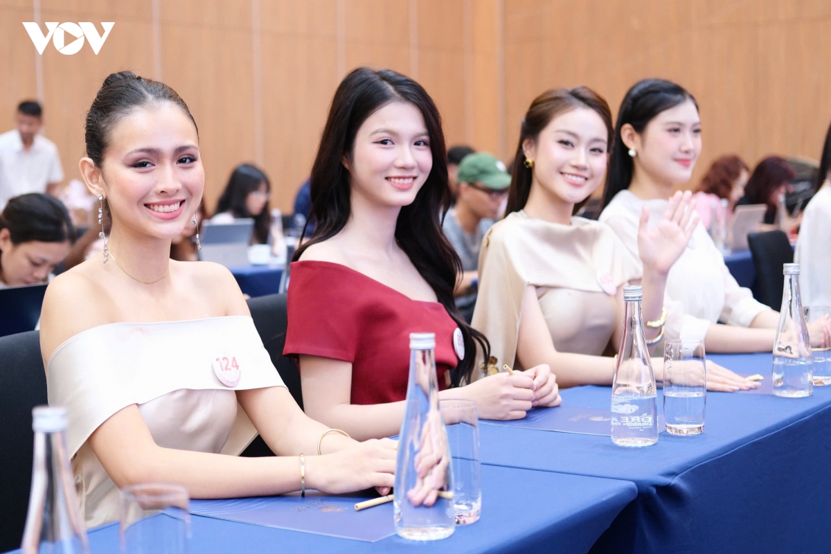 ngoc han be con len tham do, top 3 hoa hau viet nam 2024 cung do sac hinh anh 14