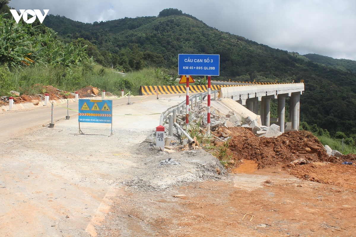 khac phuc su co sut lun tren tuyen quoc lo 28b doan qua deo Dai ninh hinh anh 3