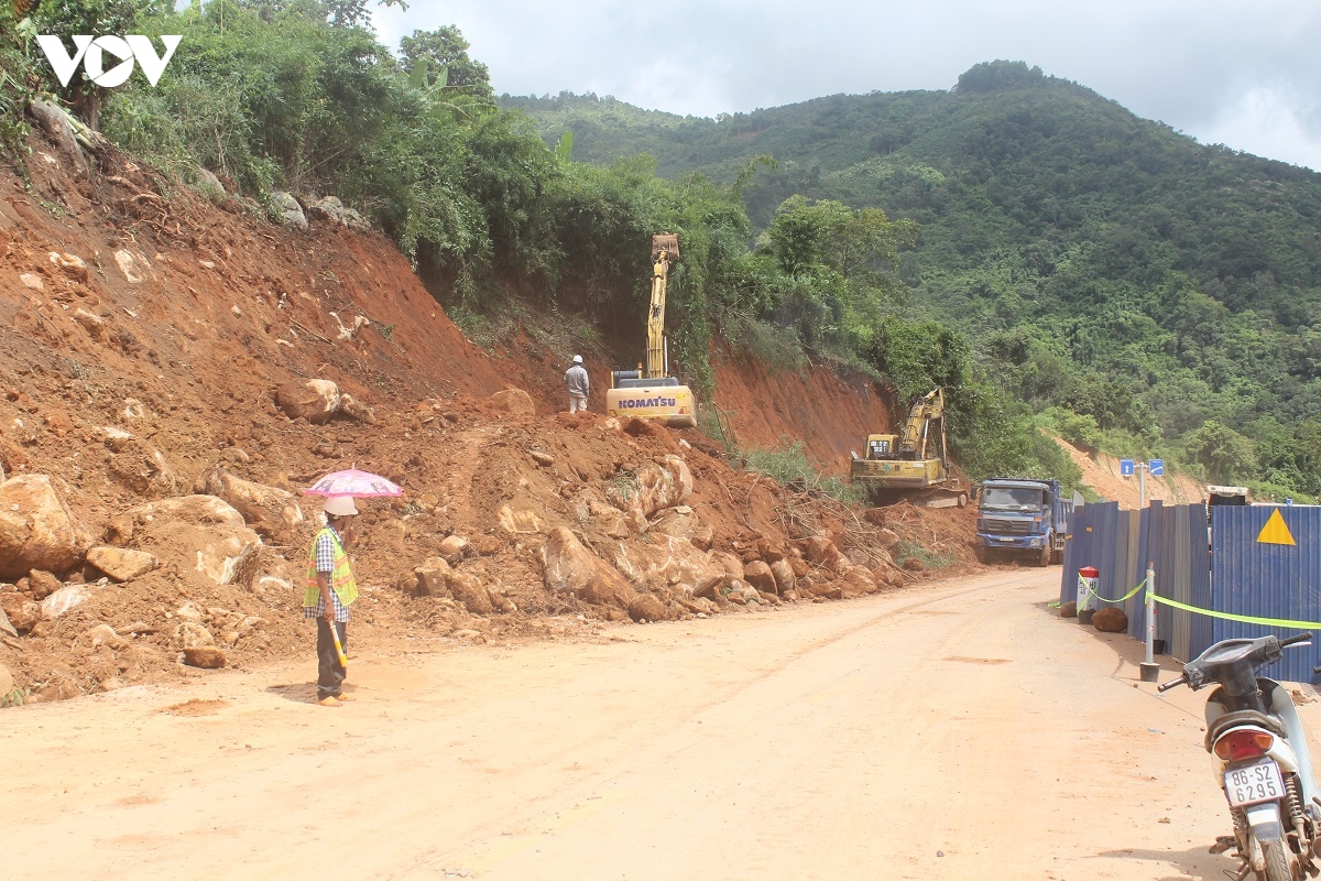 khac phuc su co sut lun tren tuyen quoc lo 28b doan qua deo Dai ninh hinh anh 4