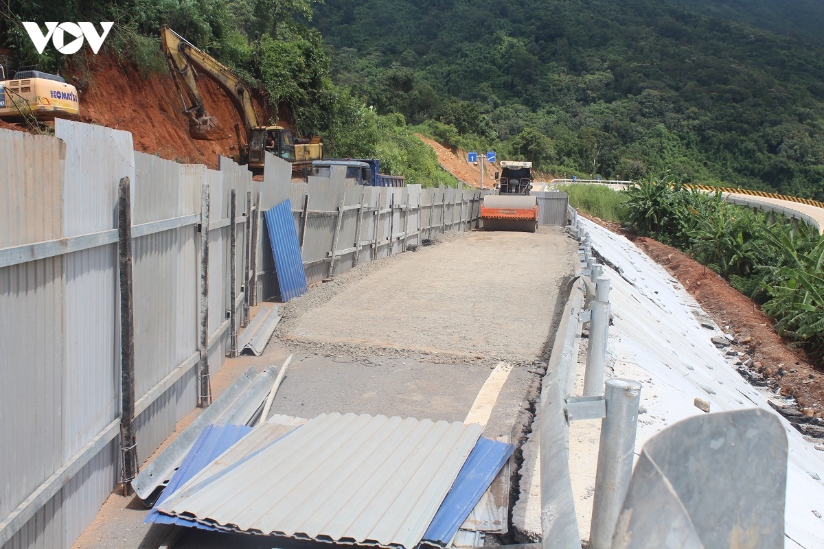 khac phuc su co sut lun tren tuyen quoc lo 28b doan qua deo Dai ninh hinh anh 2
