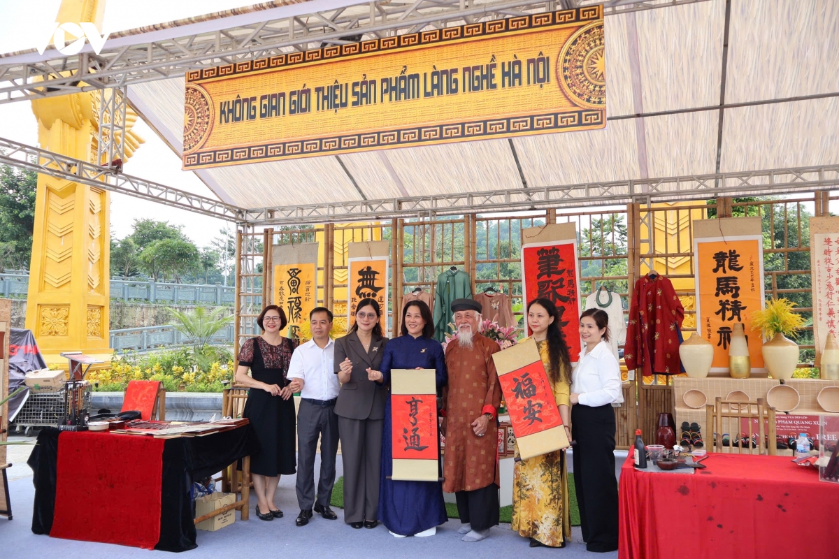 du khach trai nghiem loat di san, phong tuc truyen thong tai ha noi hinh anh 11
