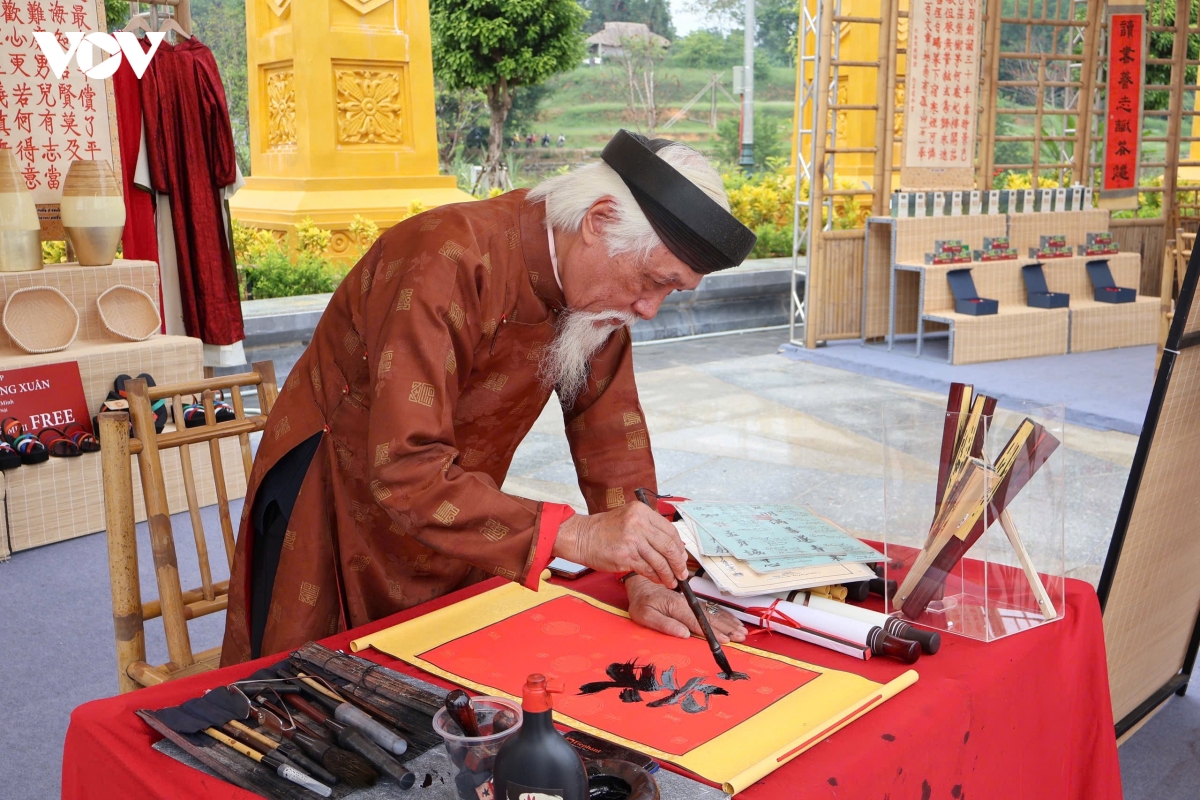du khach trai nghiem loat di san, phong tuc truyen thong tai ha noi hinh anh 12