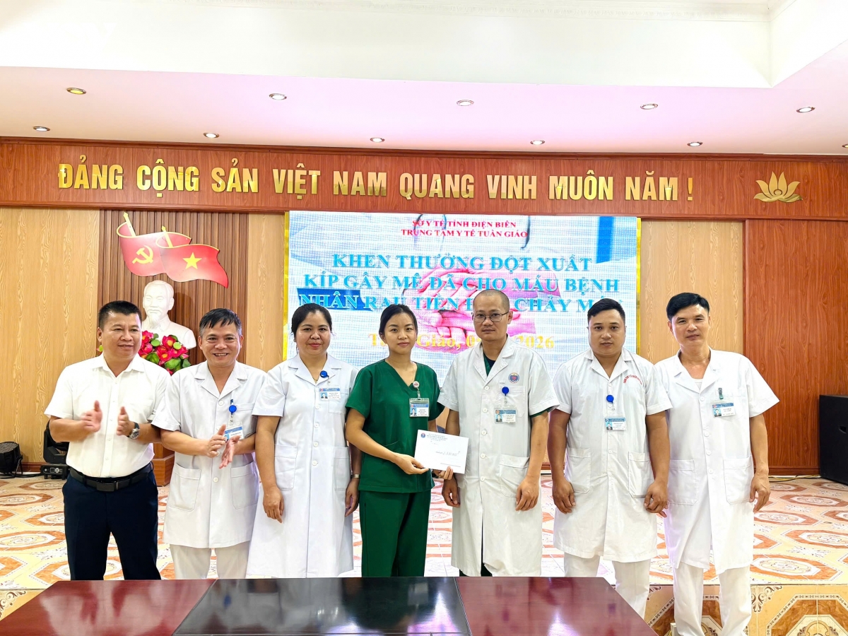 san phu 15 tuoi nguy kich vi rau tien dao, 4 can bo y te hien mau cuu nguoi hinh anh 2
