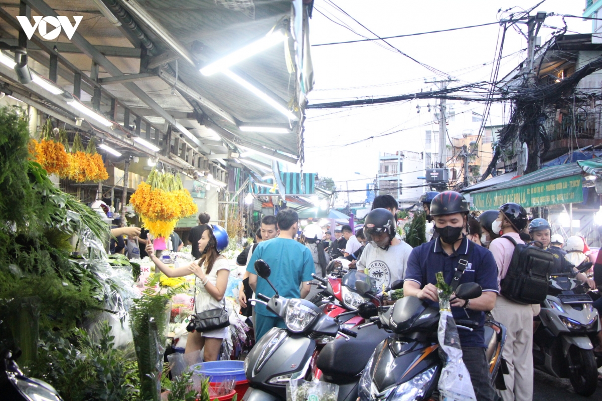 thi truong hoa 20 10 o tp.hcm khong tang gia soc hinh anh 1