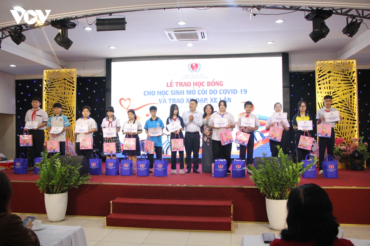 tp.hcm trao yeu thuong, tiep suc cho nguoi khuyet tat va tre mo coi hinh anh 1