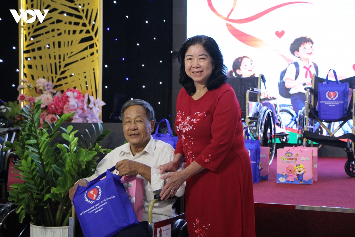 tp.hcm trao yeu thuong, tiep suc cho nguoi khuyet tat va tre mo coi hinh anh 5