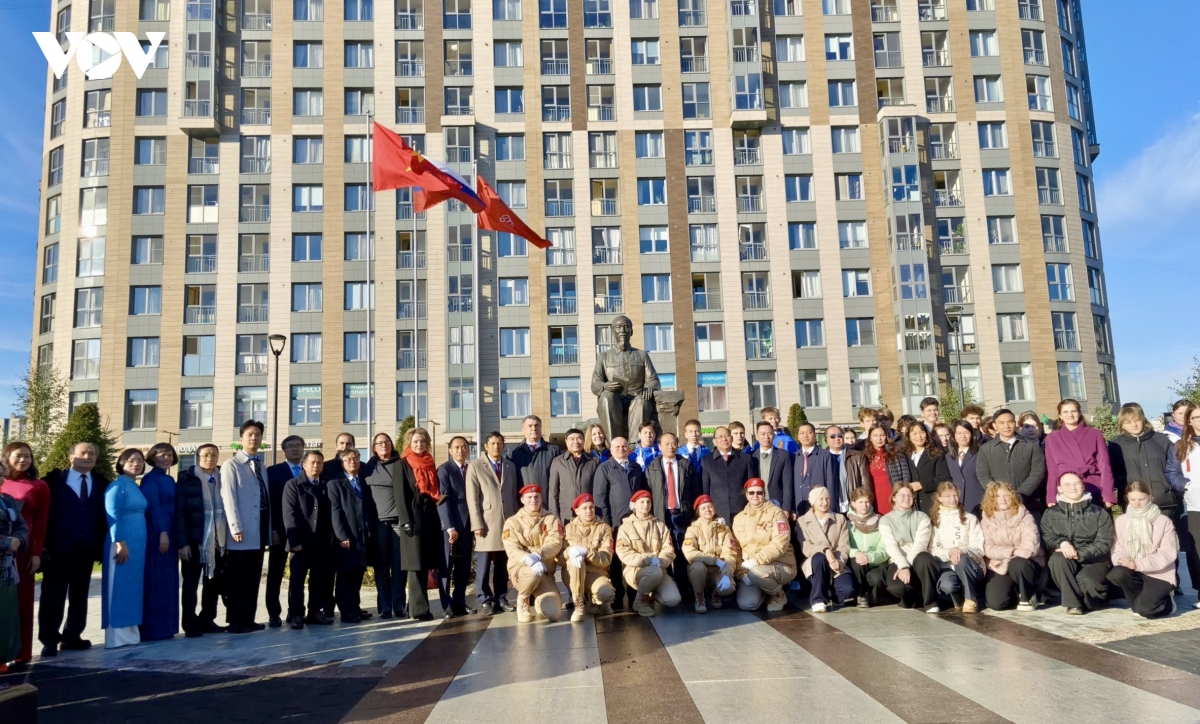 nhan dan nga viet nam tuong nho chu tich ho chi minh tai saint petersburg hinh anh 1