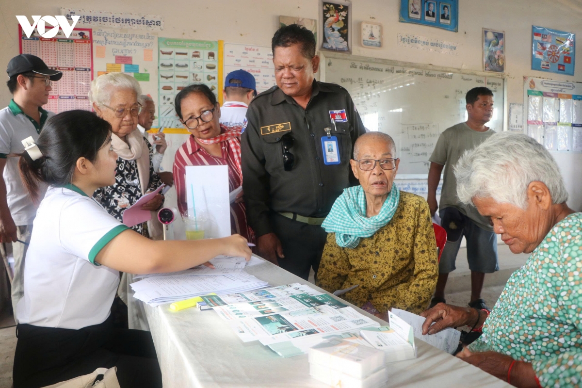 hon 2.000 nguoi dan duoc kham benh, cap thuoc mien phi tai campuchia hinh anh 1
