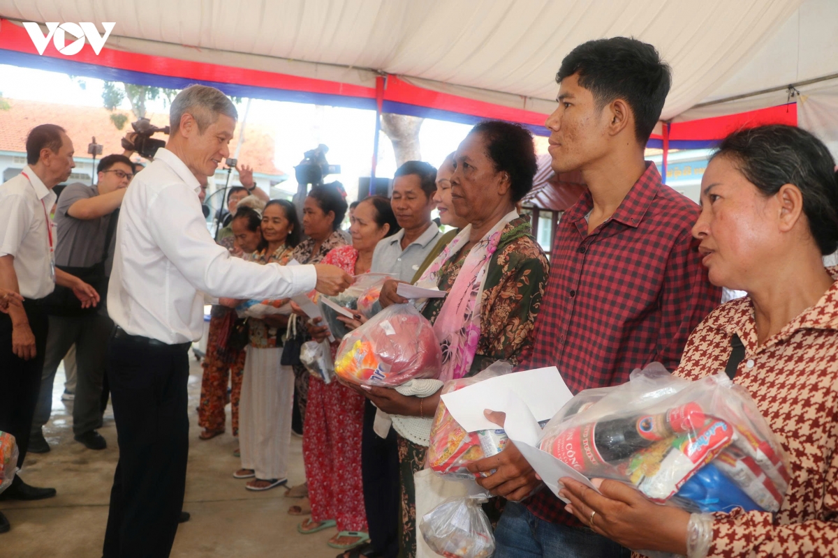 hon 2.000 nguoi dan duoc kham benh, cap thuoc mien phi tai campuchia hinh anh 3