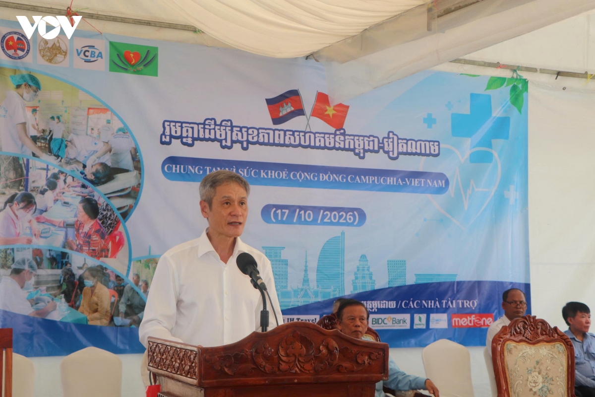 hon 2.000 nguoi dan duoc kham benh, cap thuoc mien phi tai campuchia hinh anh 2