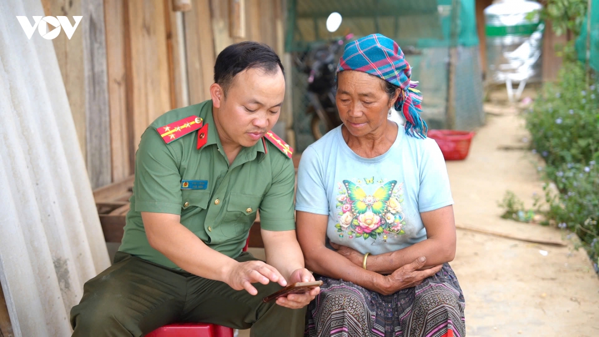 lao cai dua vneid den gan nguoi dan vung cao hinh anh 1