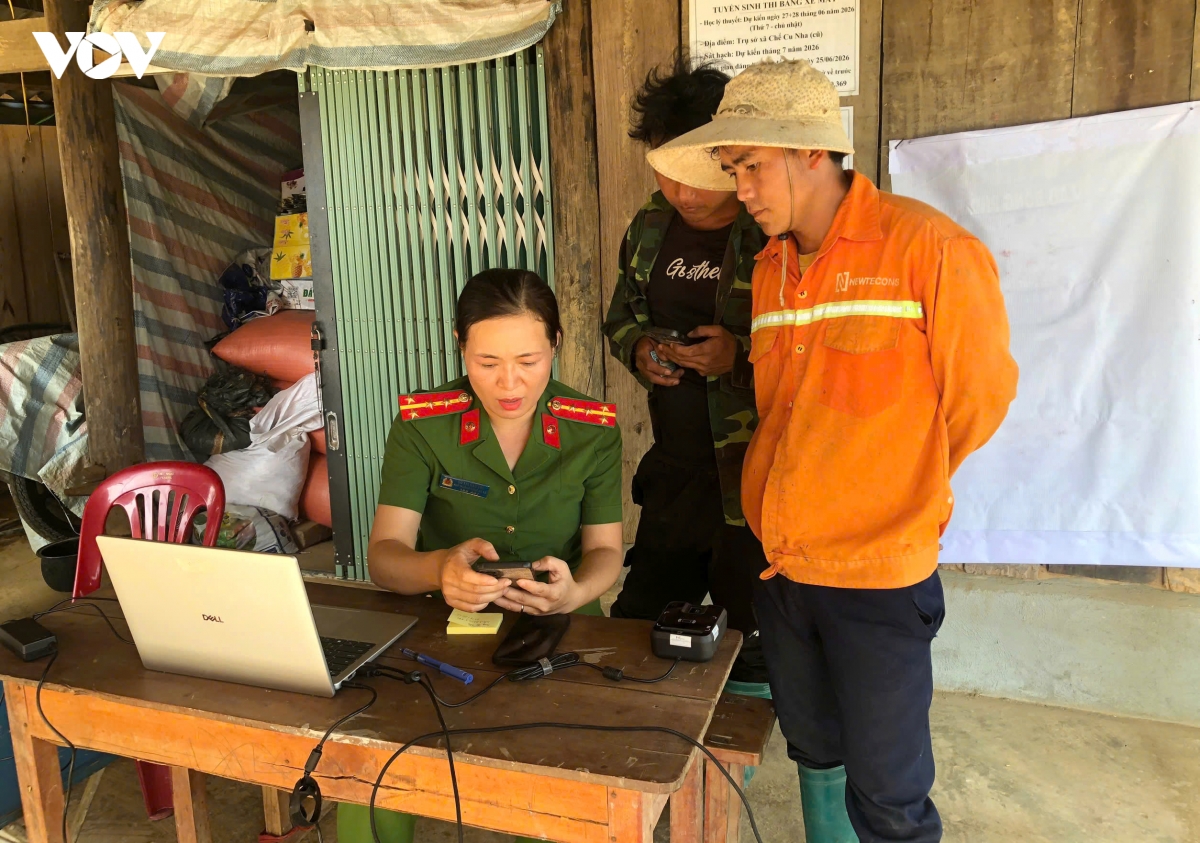 lao cai dua vneid den gan nguoi dan vung cao hinh anh 2