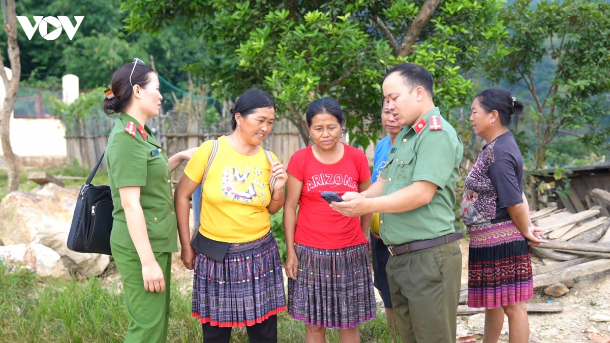 lao cai dua vneid den gan nguoi dan vung cao hinh anh 4