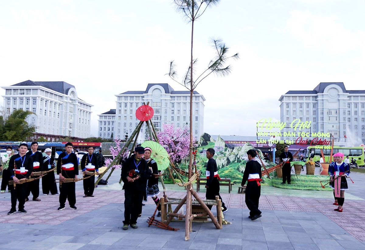 mot tieng khen, mot doi nguoi hinh anh 1