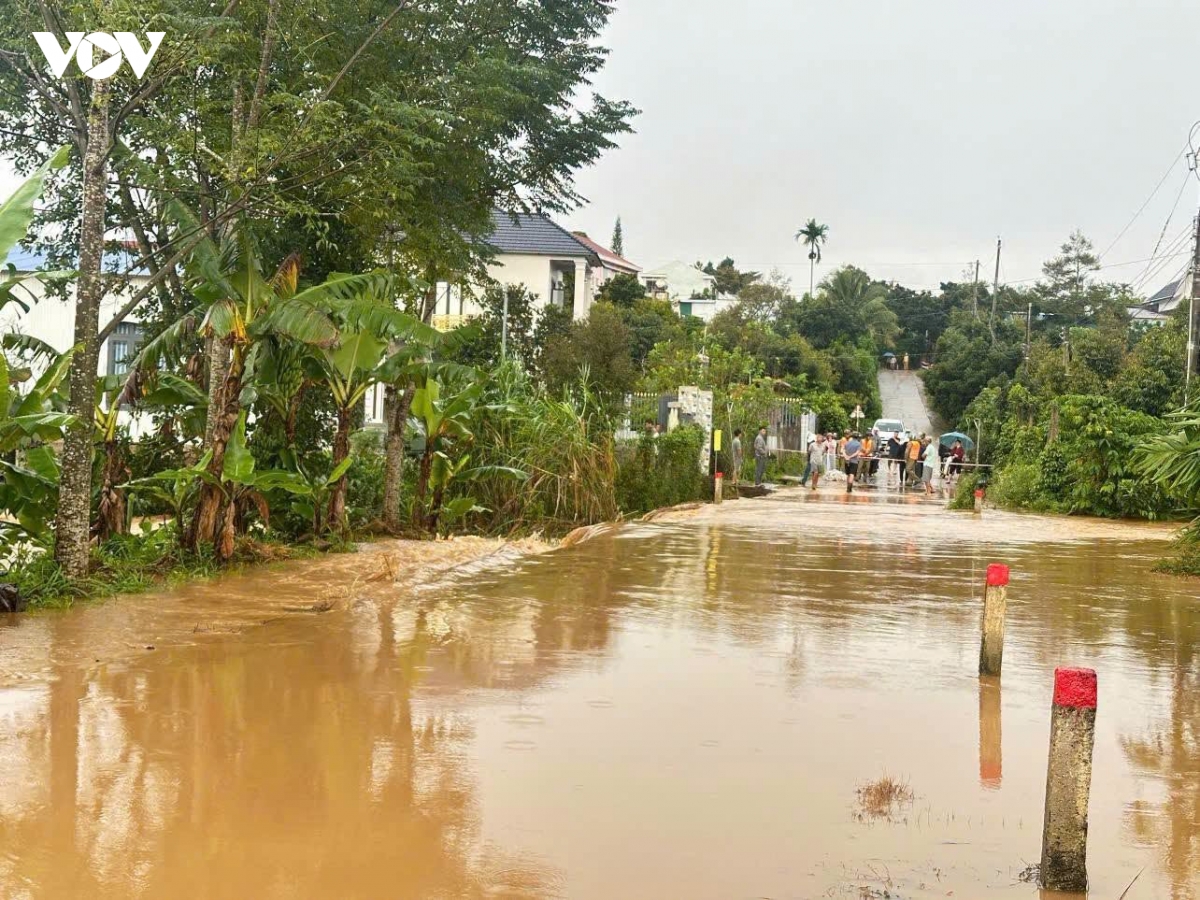 lam Dong mua lon gay ngap nhieu noi, hon 40 ho dan phai di doi hinh anh 1