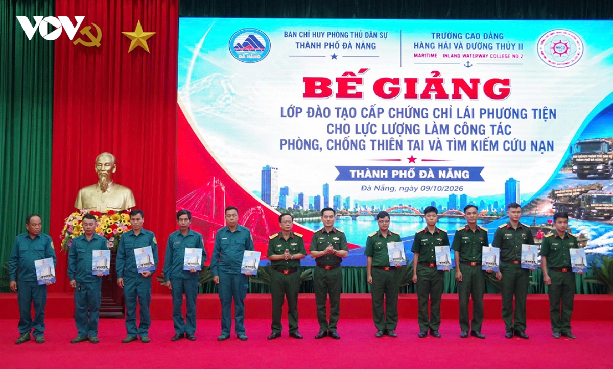 cap chung chi lai phuong tien thuy cho gan 300 nguoi o Da nang phuc vu mua mua bao hinh anh 1