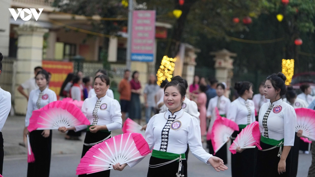 vong xoe muong lo ket noi sac mau tay bac hinh anh 8