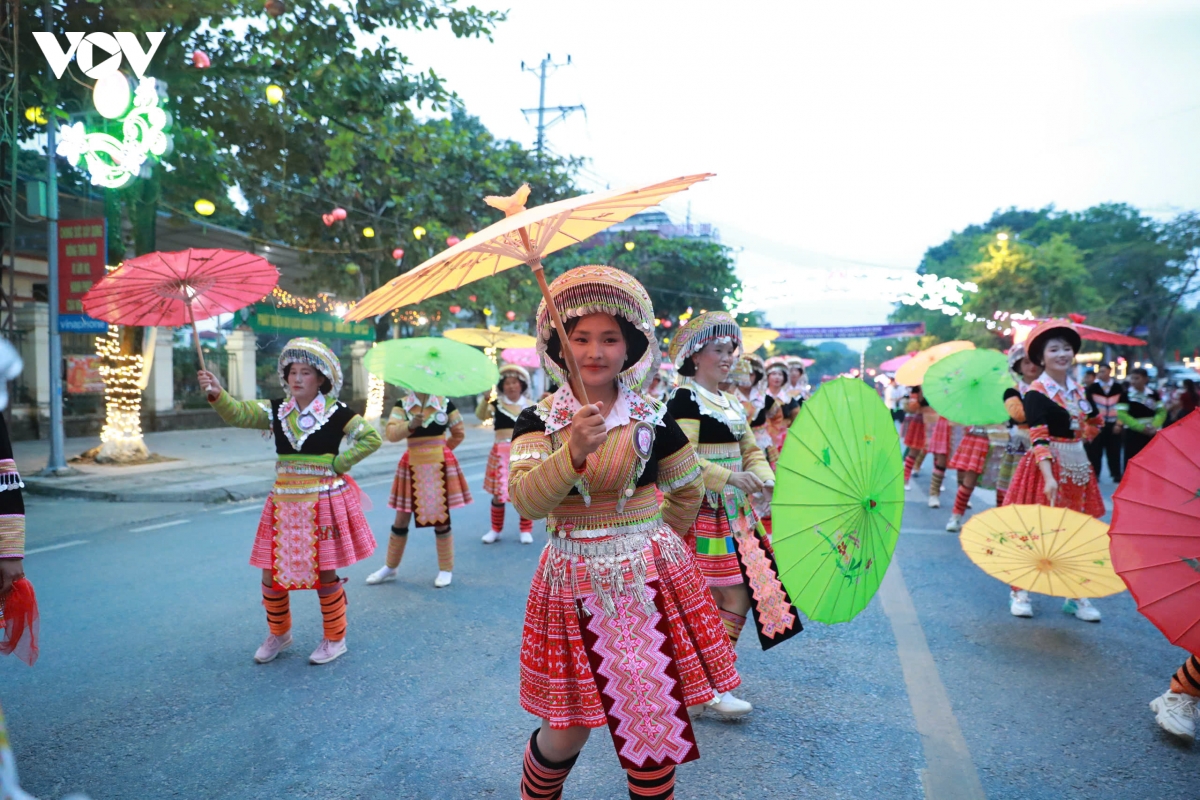 vong xoe muong lo ket noi sac mau tay bac hinh anh 6