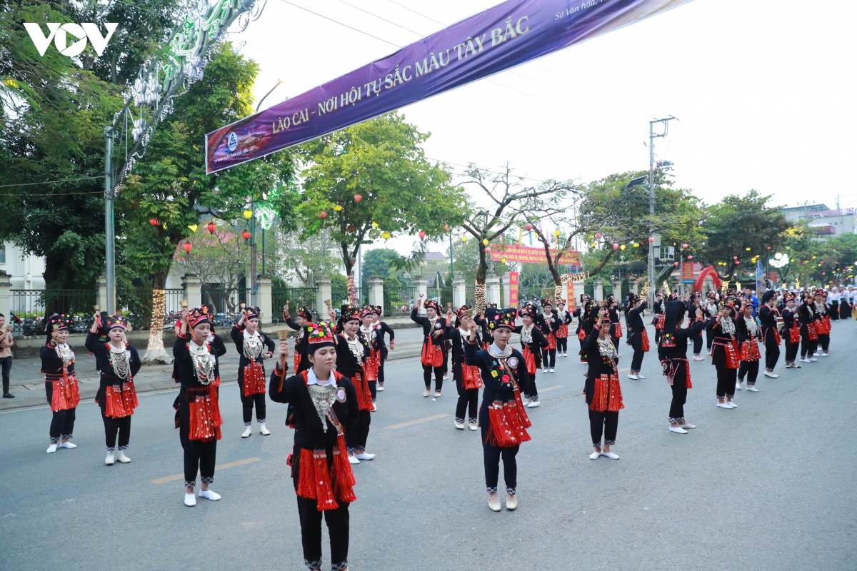 vong xoe muong lo ket noi sac mau tay bac hinh anh 5