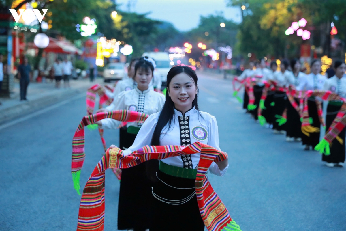 vong xoe muong lo ket noi sac mau tay bac hinh anh 7
