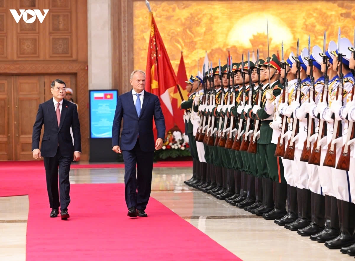 polish prime minister donald tusk warmly welcomed in hanoi on vietnam visit picture 1