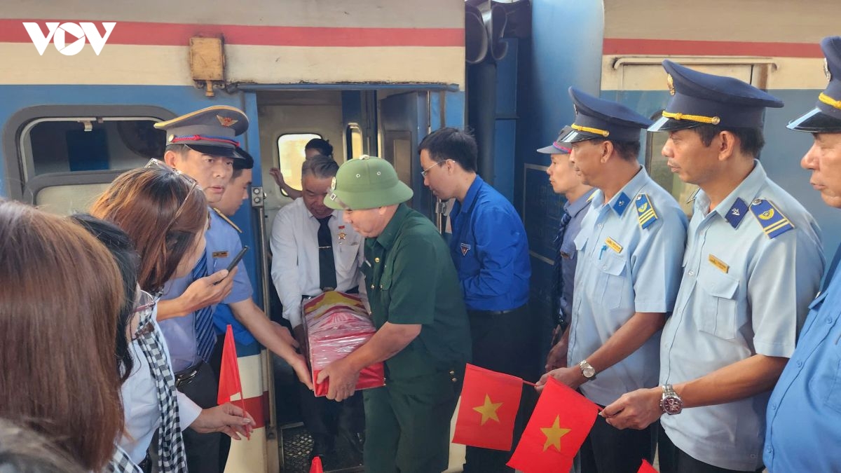 lan dau dua hai cot liet si tu quang tri ve tp.hcm bang tau hoa hinh anh 2