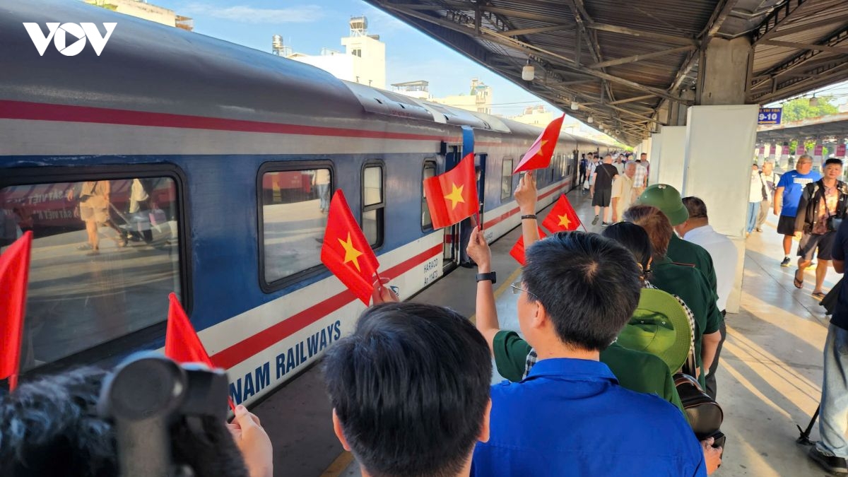 lan dau dua hai cot liet si tu quang tri ve tp.hcm bang tau hoa hinh anh 4