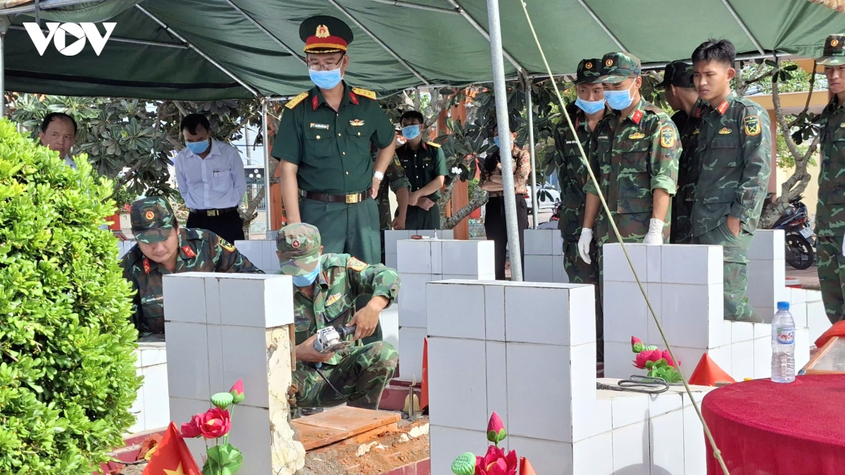 luc-luong-chuc-nang-lam-nhiem-vu-lay-mau-hai-cot-liet-sy-tai-nghia-trang-cho-gao.jpg
