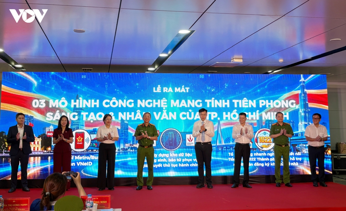 nguoi dan tp.hcm di metro, xe buyt bang ung dung vneid hinh anh 1