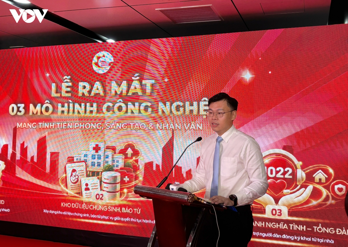 nguoi dan tp.hcm di metro, xe buyt bang ung dung vneid hinh anh 2