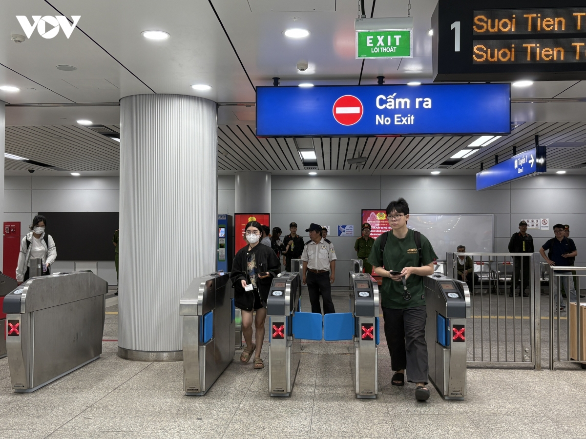 nguoi dan tp.hcm di metro, xe buyt bang ung dung vneid hinh anh 3