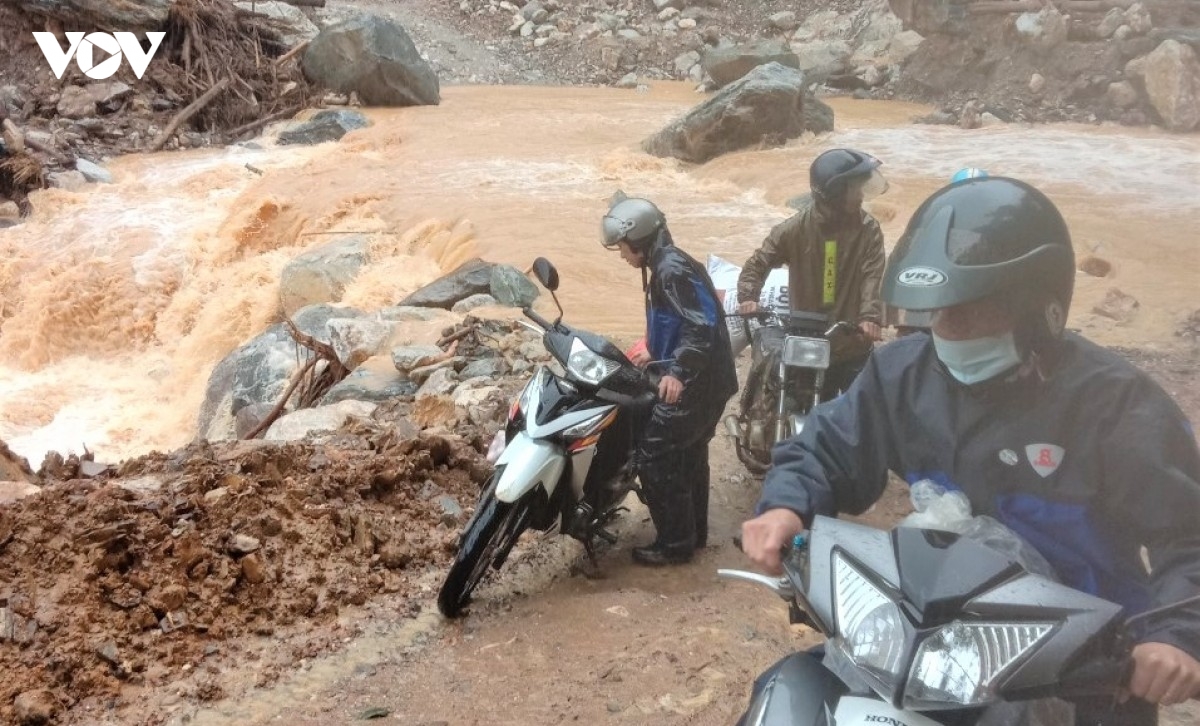 Mưa lớn dồn dập ở miền Trung, có nơi trên 500mm, cảnh báo lũ quét, sạt lở