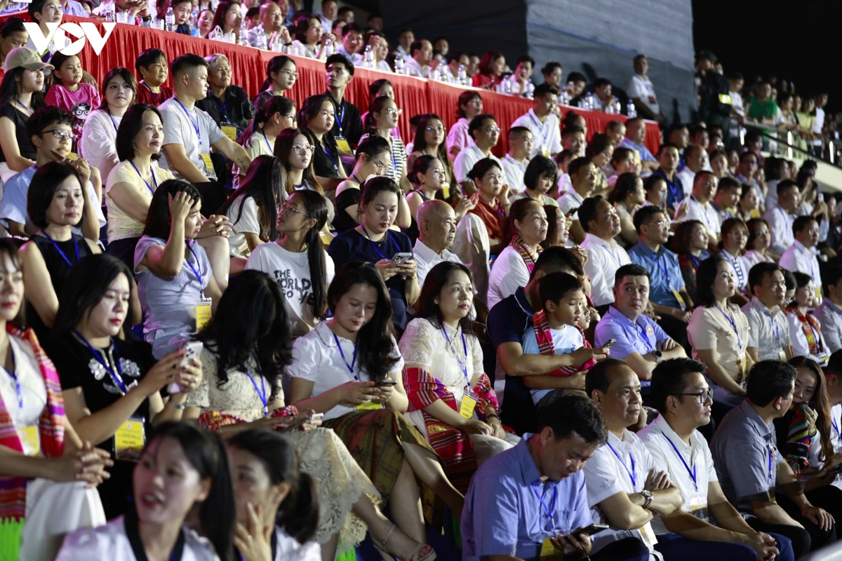 hang nghin nguoi noi vong xoe giua dem hoi muong lo hinh anh 5