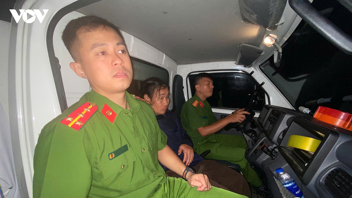 cong an xa o lao cai kip thoi ho tro nguoi dan bi nga xe trong dem mua hinh anh 2