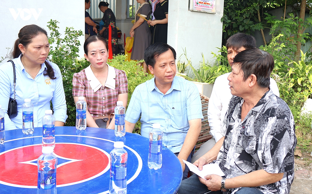 nguoi dan ong dung cam cung cong an bat nghi pham chem 3 me con o ca mau hinh anh 2