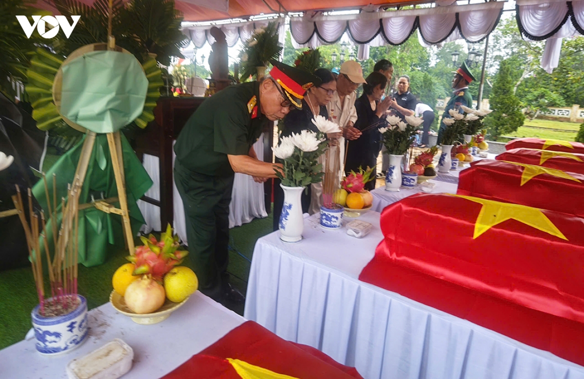 Da nang truy dieu, an tang 5 hai cot liet si hinh anh 2